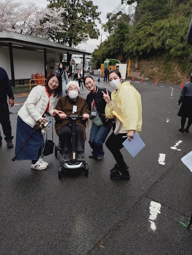 高齢の利用者を3人が囲んでいる様子