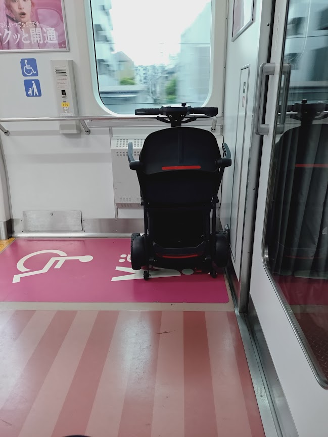 電車の車いすスペースに置かれた様子